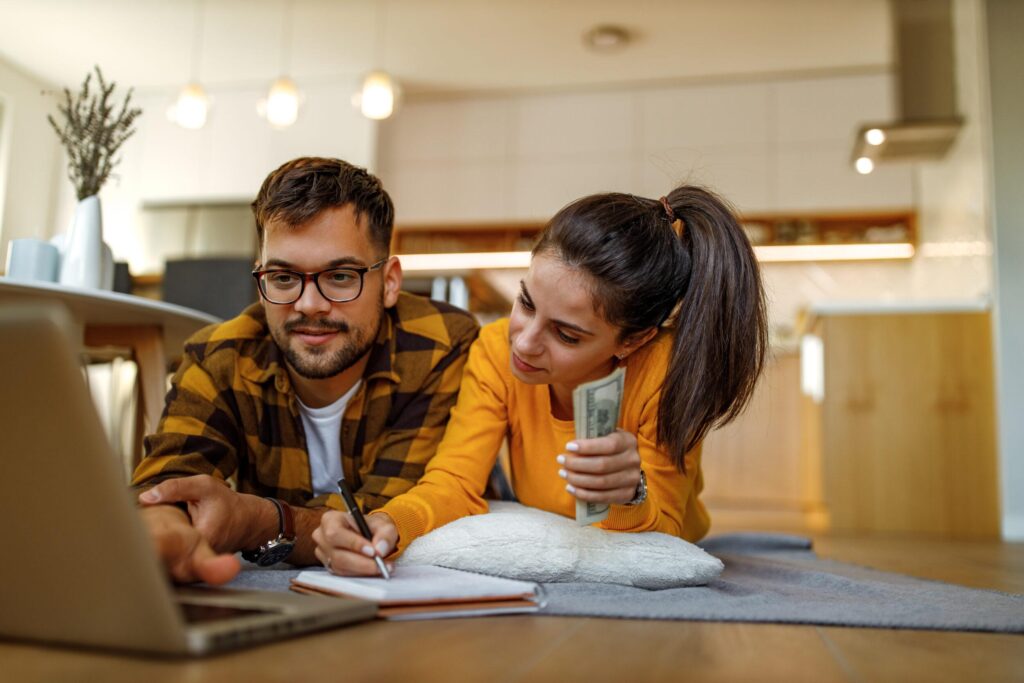 Casal fazendo planos e contas para comprar um imóvel